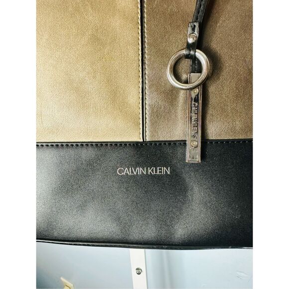 Calvin Klein Gabrianna Reversible Tote Black/gray 2 piece set - Picture 4 of 15